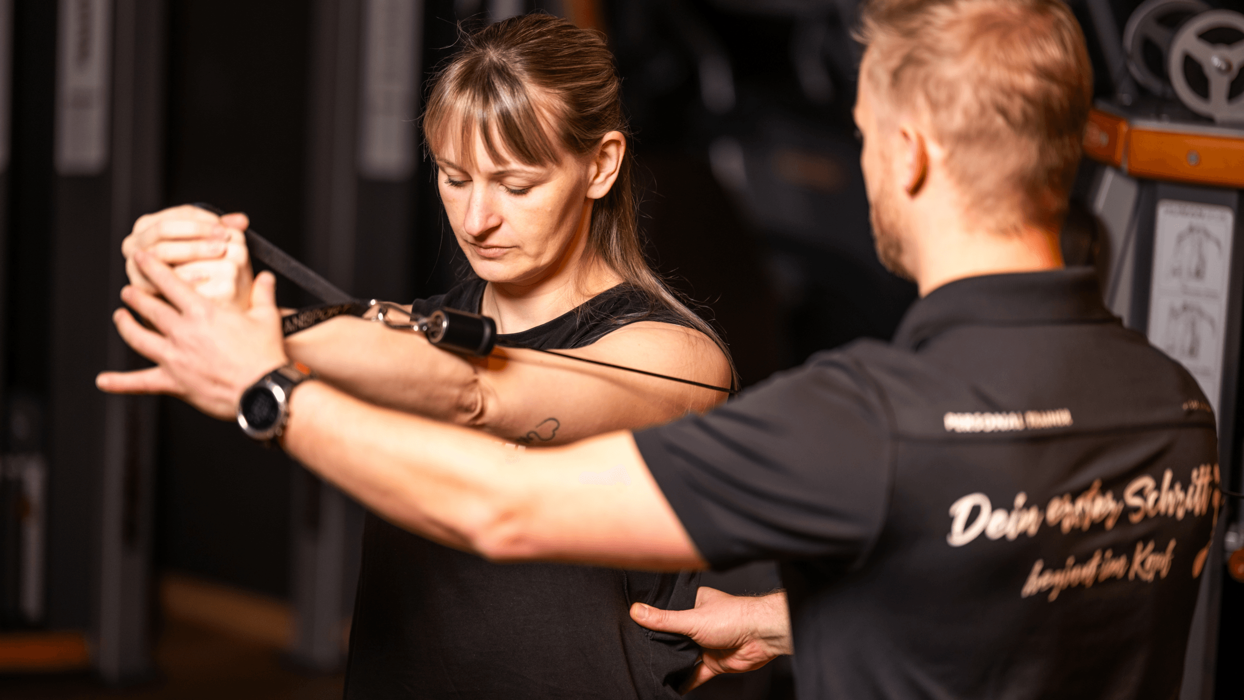 Christian Meinecke korrigiert die Bewegung eines Kunden beim Personal Training in Magdeburg – WAIRUA