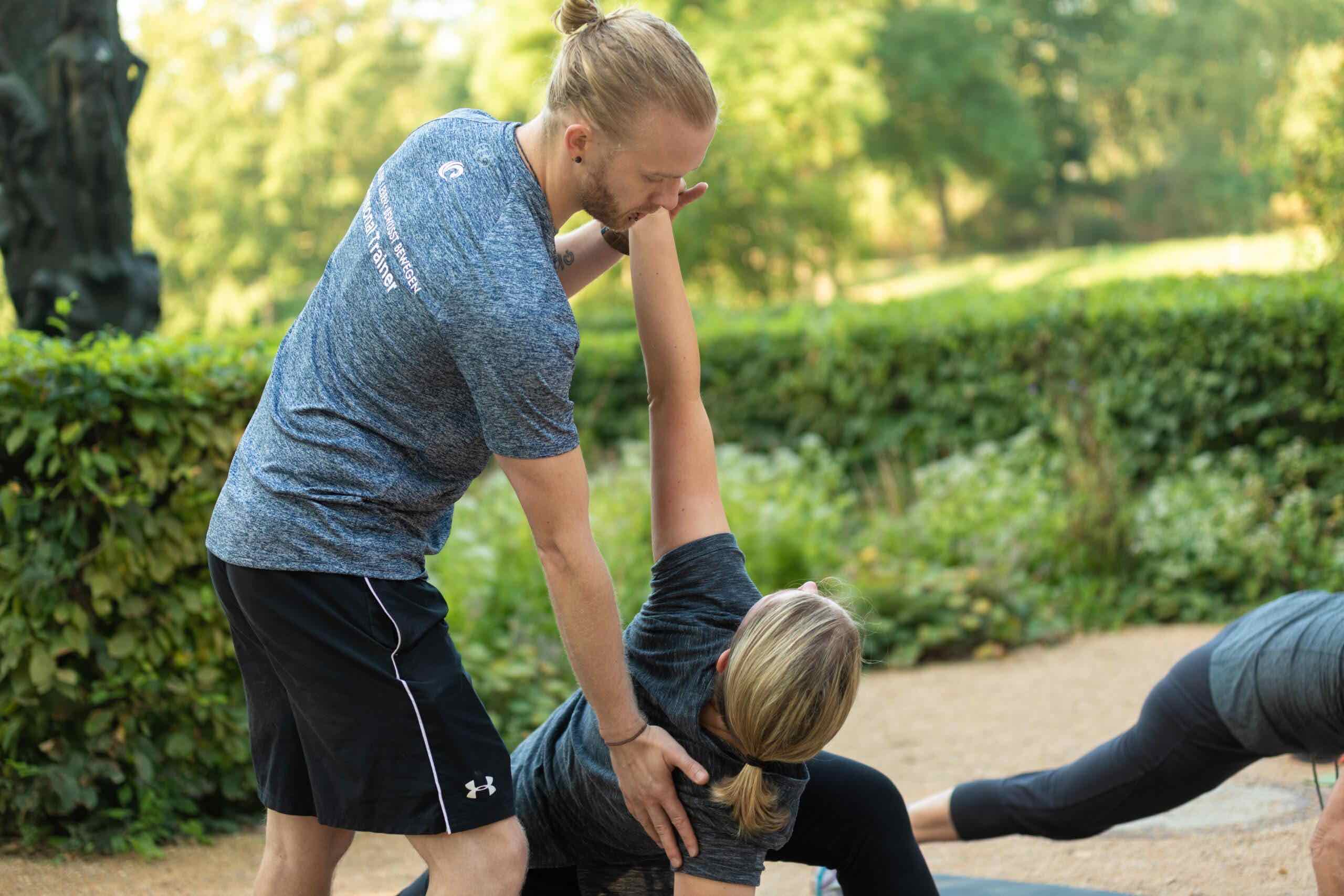 Outdoor Personal Training Magdeburg – Christian Meinecke korrigiert die Körperhaltung eines Klienten im Park